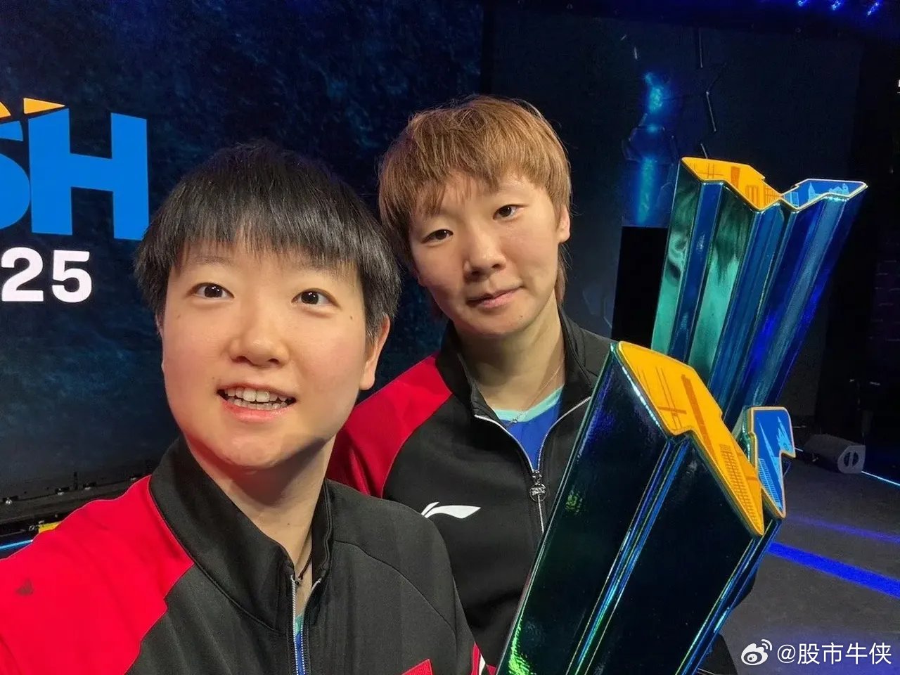 她们都是国乒的功臣，孙颖莎是，王曼昱也是。孙颖莎战胜了温特守住了国乒上半区，温特