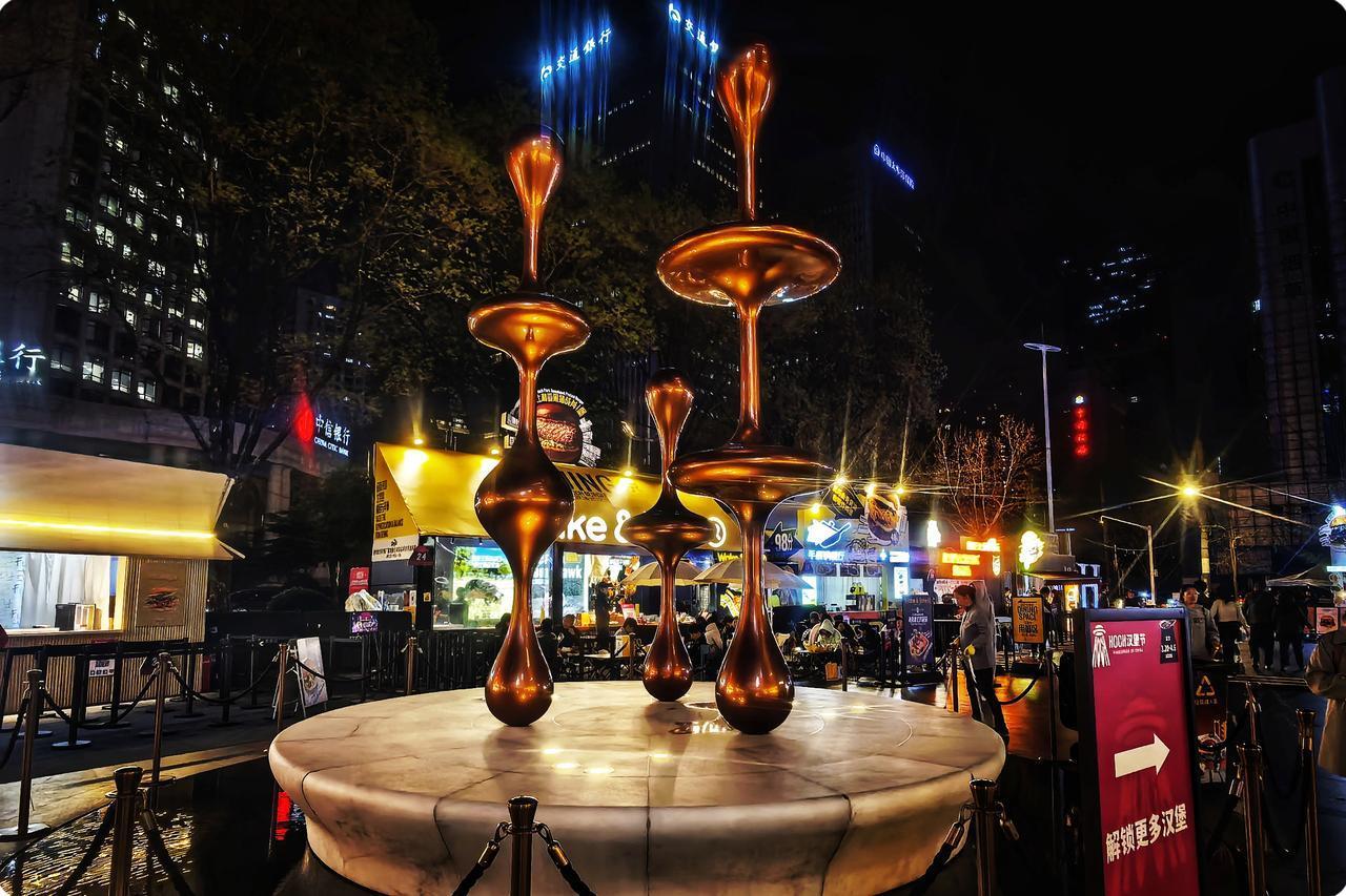 夜访武汉万象城
惯于在白昼里奔忙，夜晚的世界像神秘诗行。这一回，踏入武汉万象城，