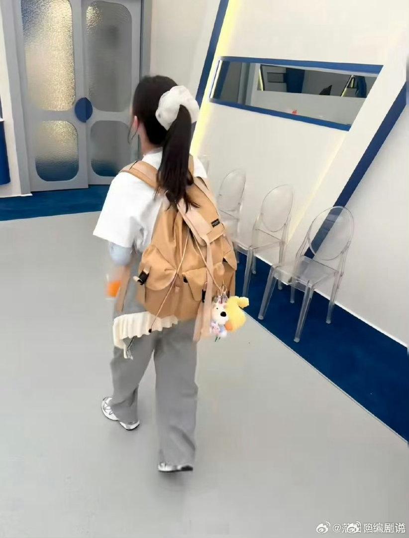 陈瑶工作室送孩子上学既视感走路乖巧又软萌，像极了被送去上学的小朋友，看着就让人心