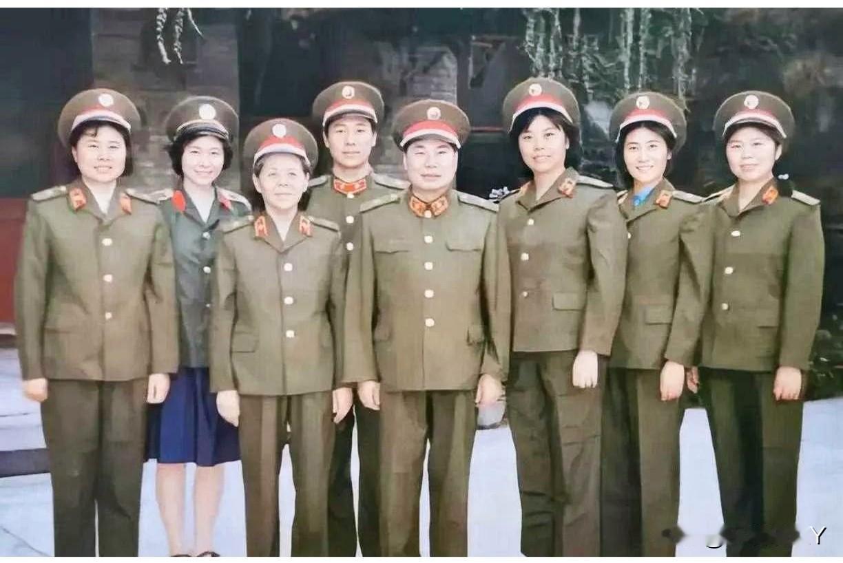 这是杨得志将军和夫人申戈军及六个子女在北京的一张珍贵合影，拍摄于上世纪八十年代。
