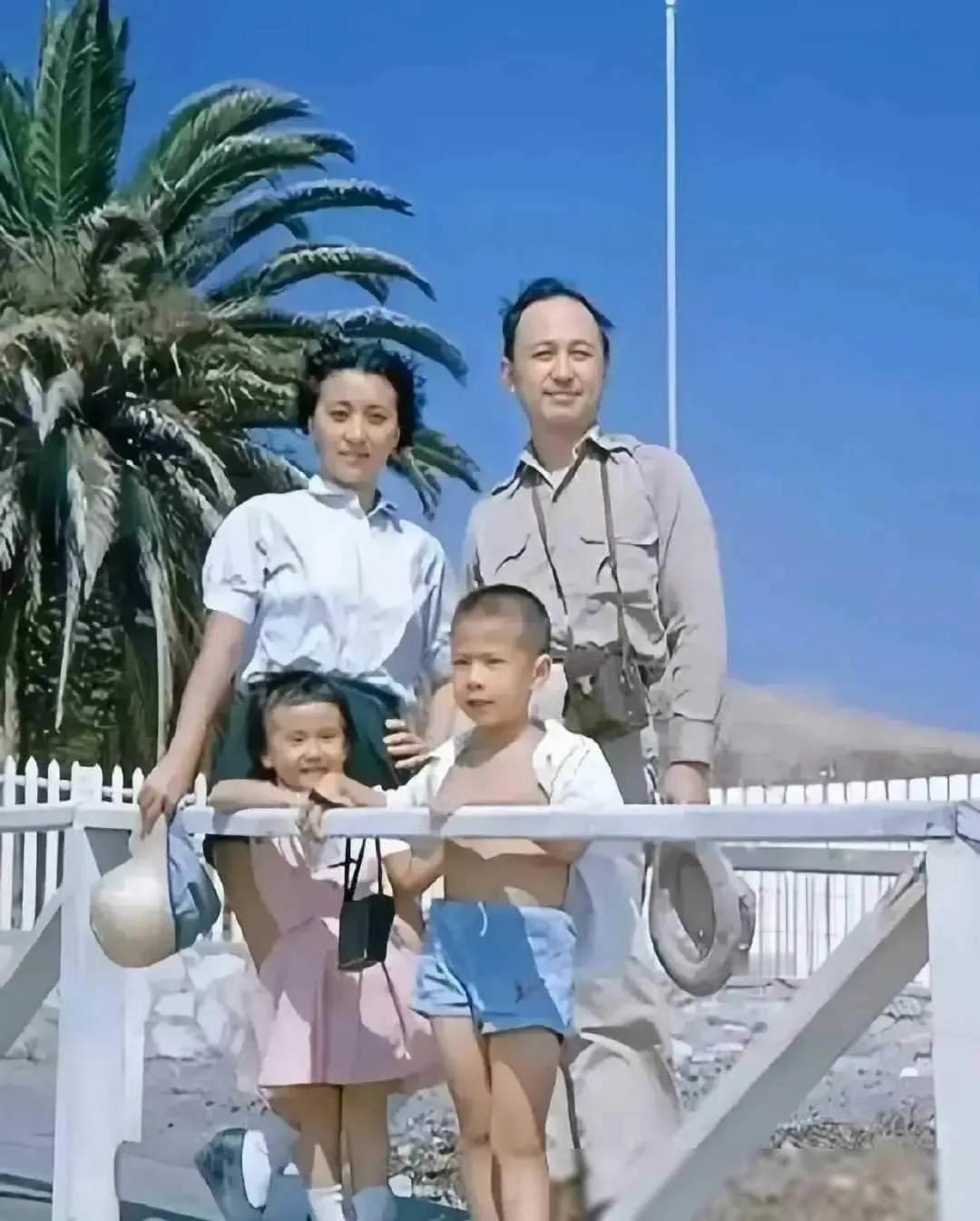 这是钱学森一家在美国时的留影，优渥的生活，无忧无虑。
然而，祖国在召唤，母亲喊儿