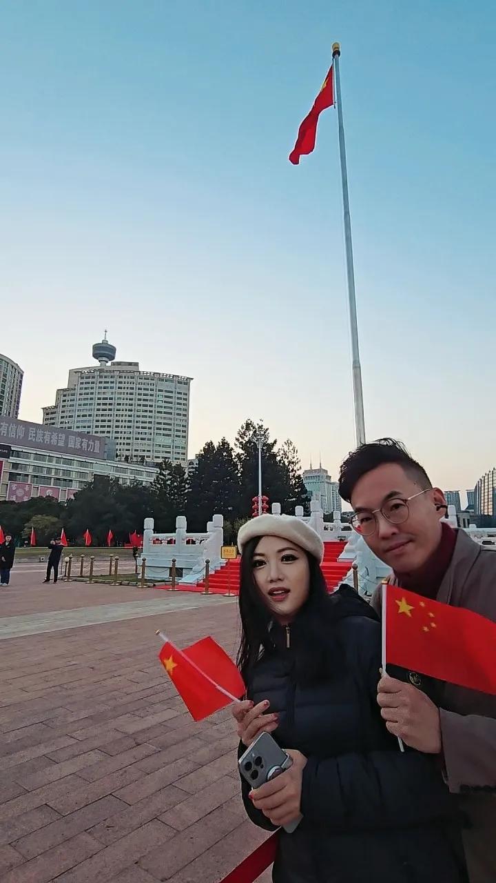 別人过圣诞 港青看升旗

福州市五一广场国旗与晨光齐升

全国有两个地方每天都有