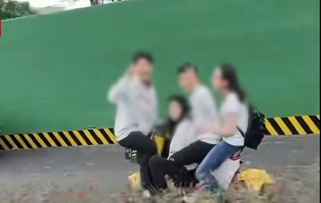 交警回应4名学生骑一辆共享电动车交警已经联系了这4名学生，并且对其危险骑行的行为