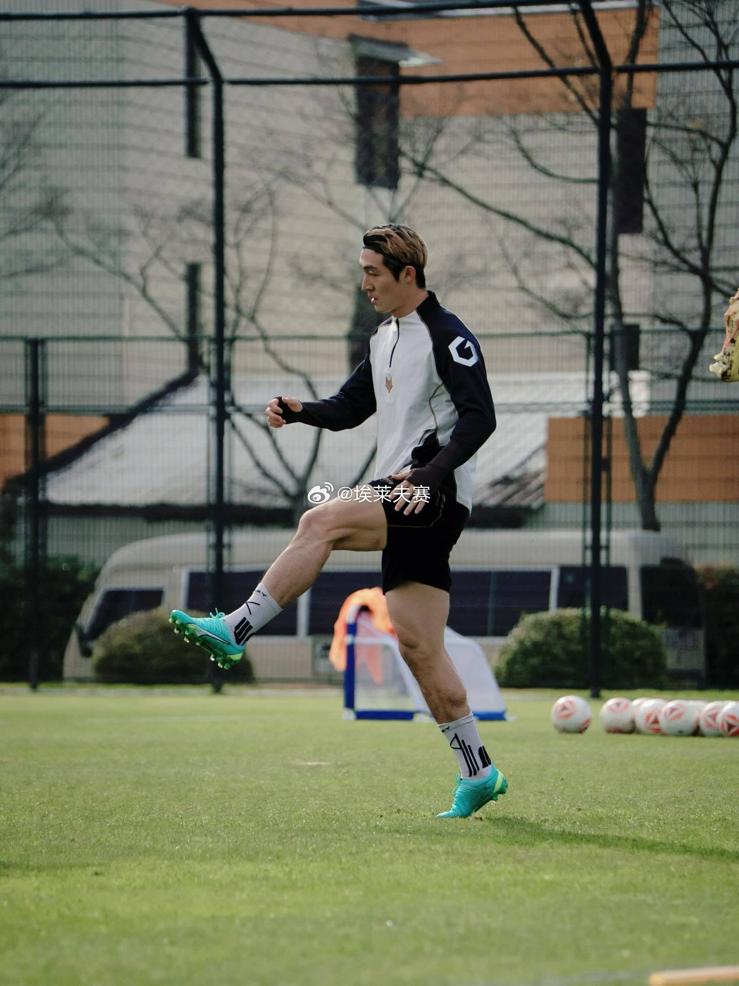 北京国安北京国安 闫雨更新社媒：“Work hard！⚽️” 