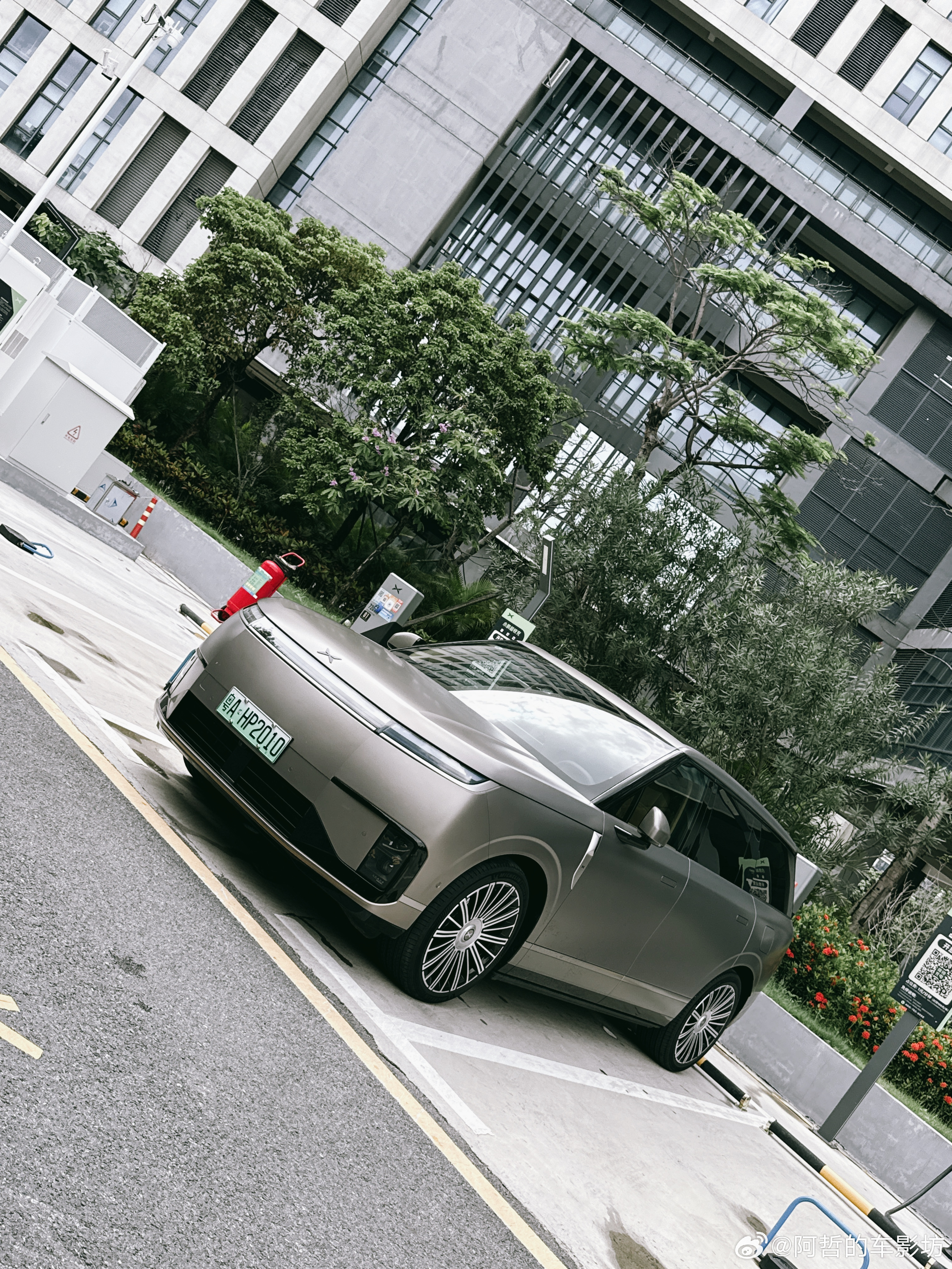 正巧今天刚拿到Robotaxi同款的小鹏GX刚从广州开回来到小鹏S5充电站把电补