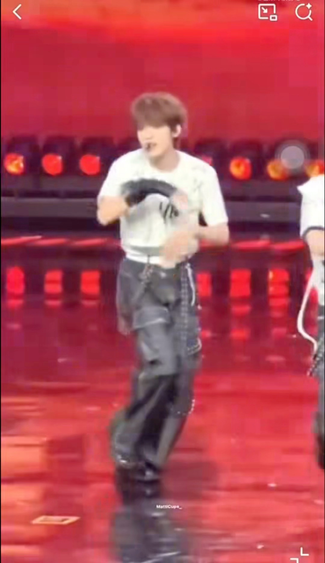 张泽禹紧急踢走舞台杂物💚张泽禹临场反应力直接给到夯舞台安全教科书式操作！踢杂物