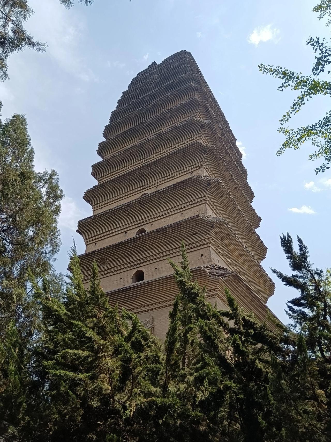 十几年后再游小雁塔，虽然还是那个塔，但周围处处像现代公园，缺了从前那抹古朴和岁月