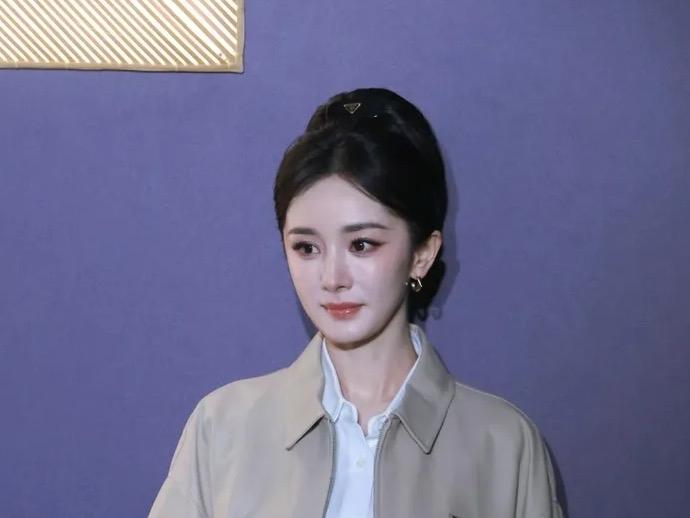 2025年12月4日，杨幂现身上海环球港出席丝塔芙品牌活动，在拍照间隙一句“我都