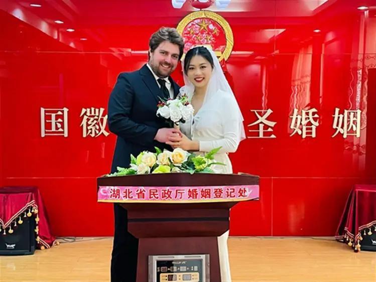 湖南一名女子的经历在网上引发网友热议，二人经相亲相识，交往四个月登记结婚，仅仅过