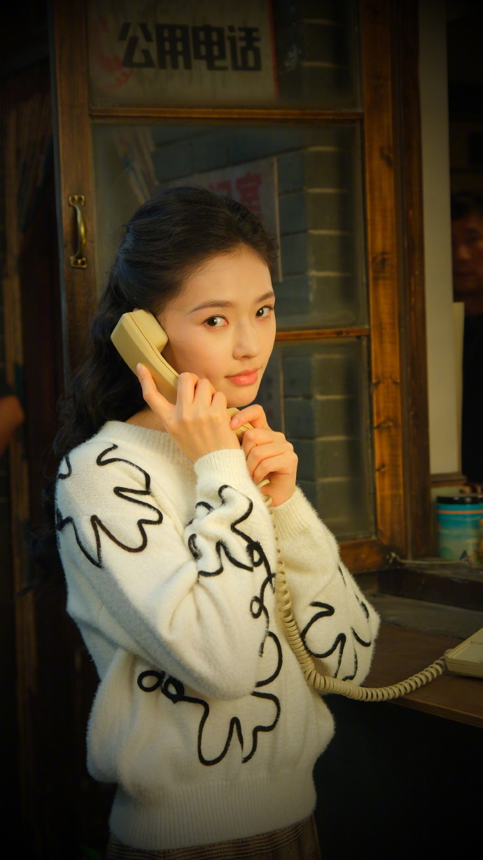 林允拍下冬去春来的回忆 这张《冬去春来》的合照里，沈冉冉的黄绿格纹衬衫是90年代