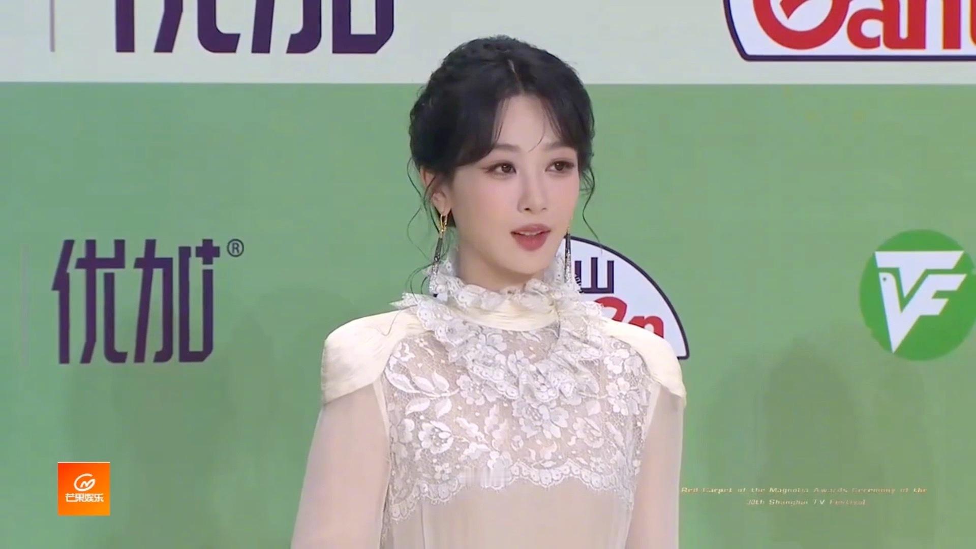 杨紫顶级高定内娱首秀杨紫国色芳华剧组亮相白玉兰红毯 主要是来学习的，能够入围就很