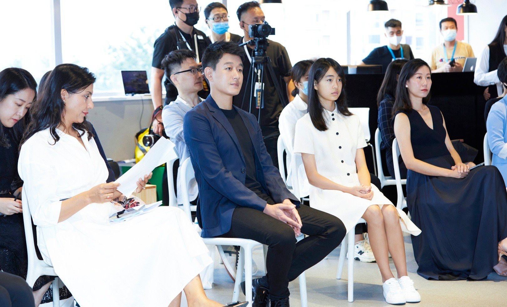 47岁佟大为带女儿佟知霏一起做公益，13岁的小姑娘亭亭玉立，身高直追1米8的爸爸