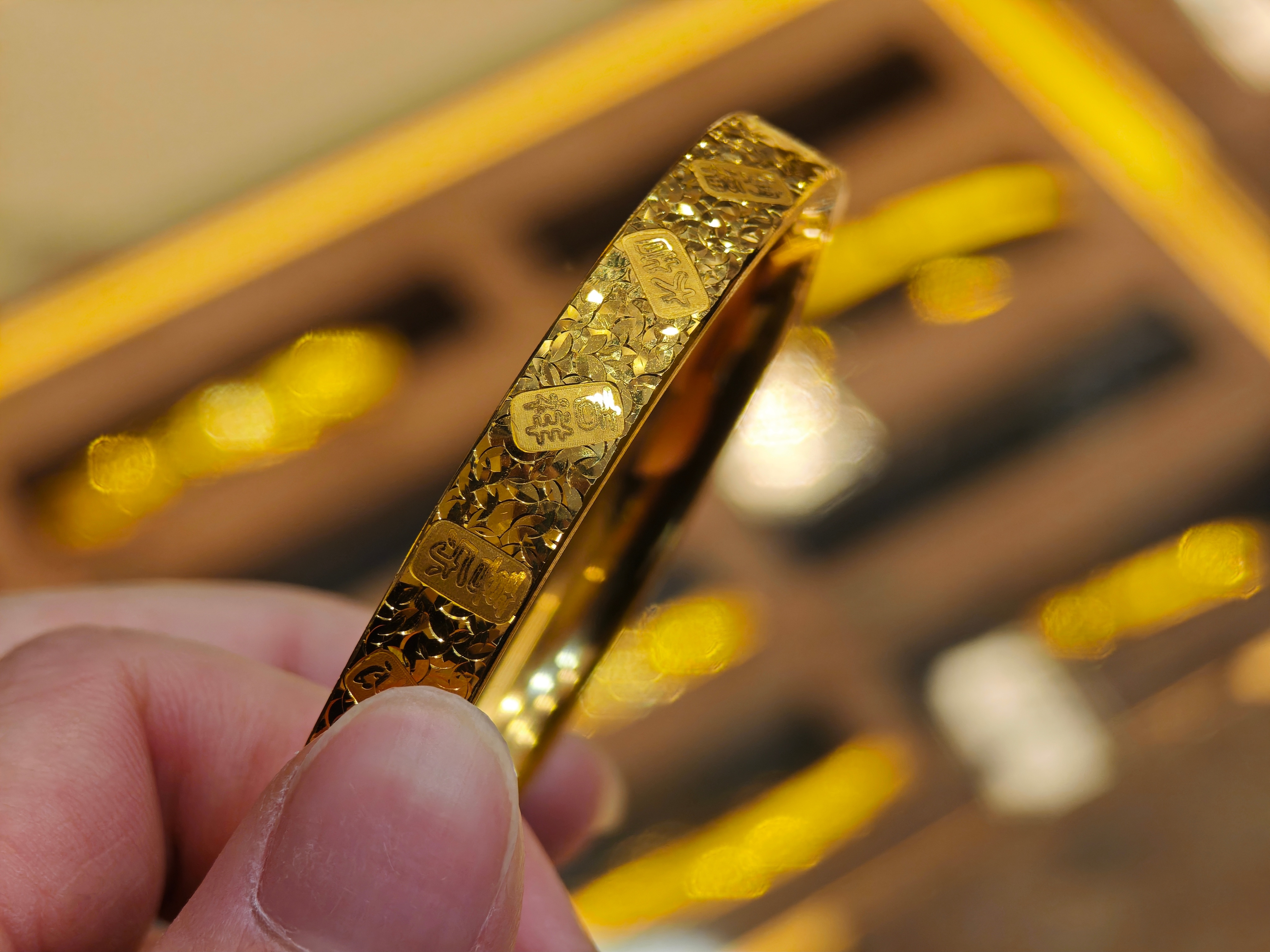 黄金跌到不敢买了跟高位比确实跌了不少，非刚需还是别冒险了 