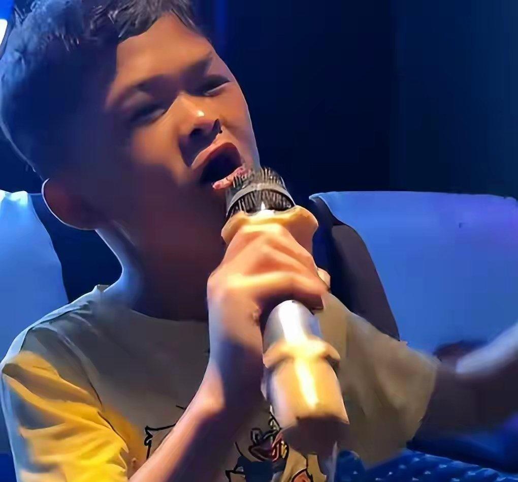 还记得那个长得跟马云一个模子刻出来的小马云吗？
当初他火得一塌糊涂，全网都拿他当