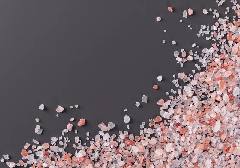 别被“玫瑰盐”的噱头骗了！
 
你是否曾在网购平台上看到过一种粉红色的“玫瑰盐”