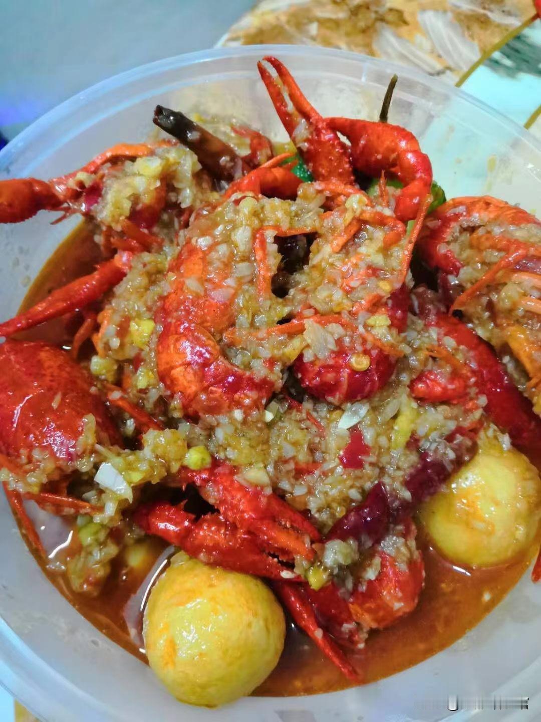 🔥解锁蒜香小龙虾灵魂做法｜连汤汁都想舔干净的秘密
 
谁懂啊！这碗蒜香小龙虾刚