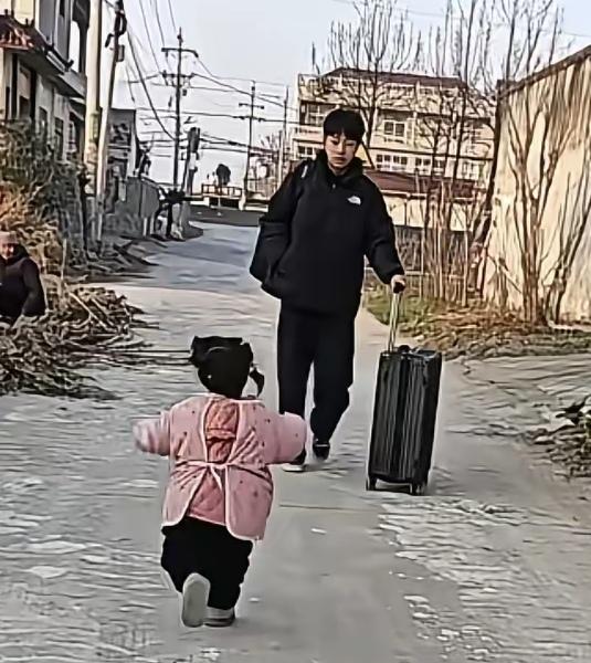 家人们，你能想象这场景吗？妹妹一听说哥哥要回来，那兴奋劲儿，一路屁颠屁颠就跑去接