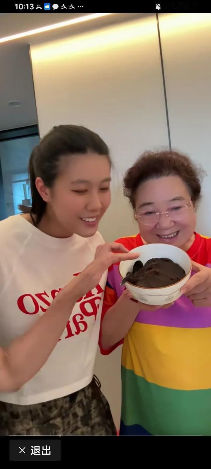 这个女孩儿是吴琼妹妹的孩子。
但是吴琼把她当女儿养，平常称呼也是女儿，阮巡的妈妈