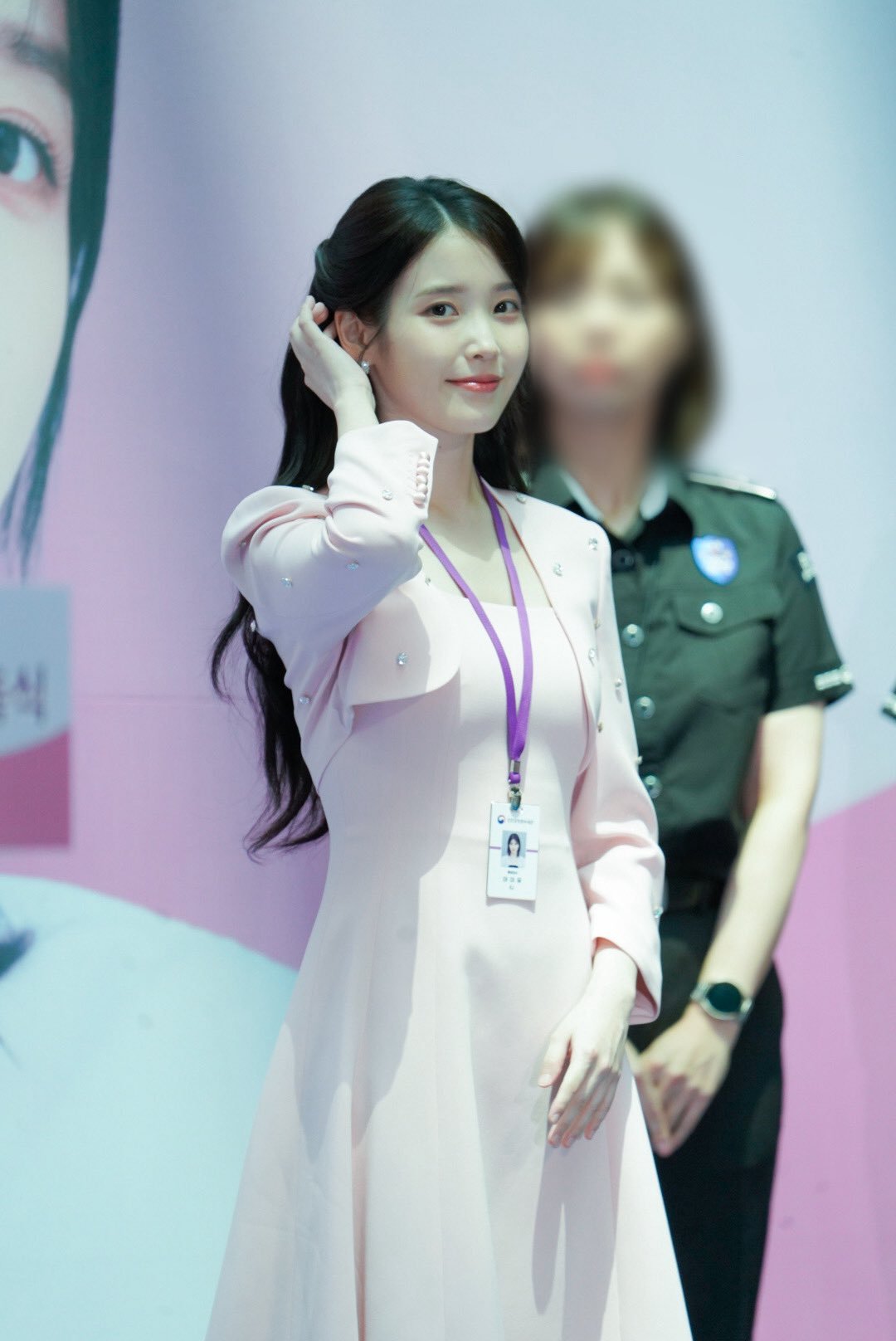 IU[超话]  🐥IU青龙视后 250725 IU 仁川机场海关宣传大使委任仪
