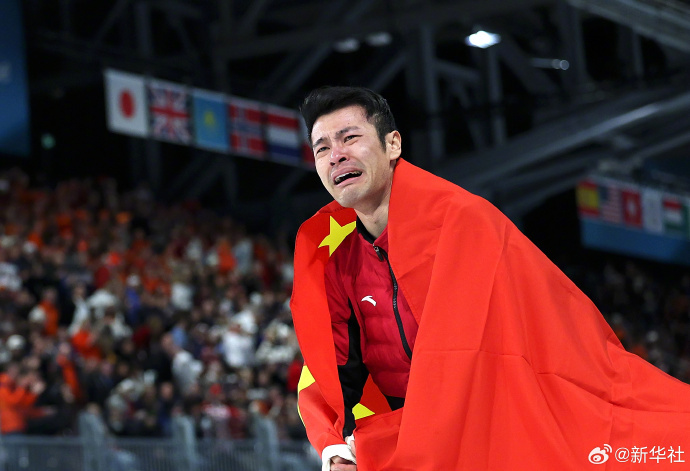 #宁忠岩说一整年没回家转身抹泪#【#宁忠岩说山顶风景太好了#！】当地时间19日在