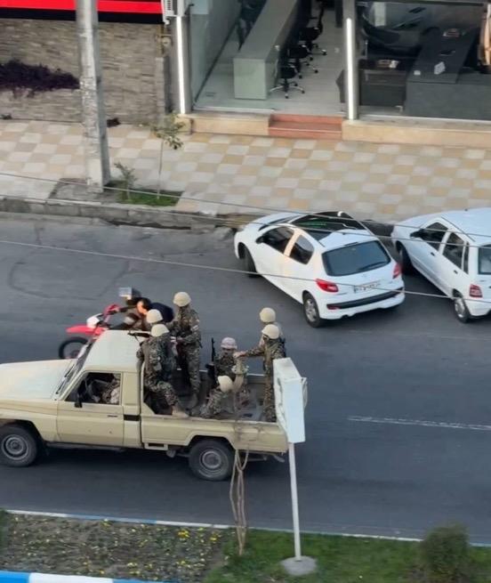 伊朗军方和安全人员目前正在伊朗各地的城市和城镇进行巡逻。