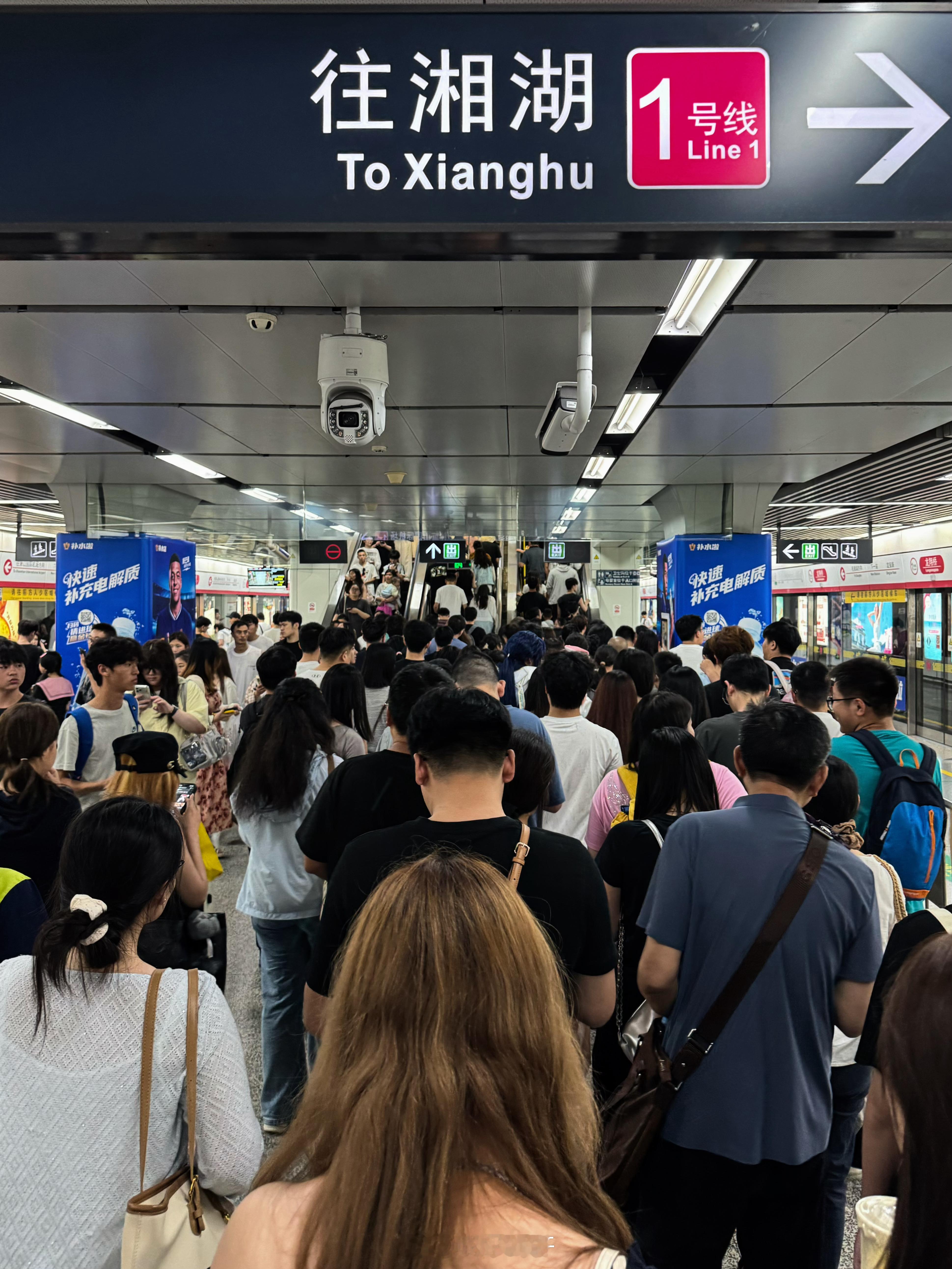 杭州我的日常plog 勇闯人山人海的龙翔桥躺坐雨后微风的中山北终于是轮到我放假了