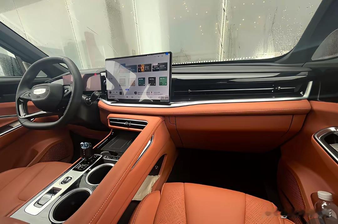 为啥吉利的车卖这么好？

看看博越L内饰就知道了，在当下要想拿捏国人的心，车价便