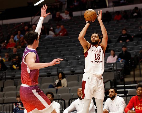 克利夫兰骑士与前锋特里斯坦·埃纳鲁纳签下一份双向合同，同时在对应的阵容调整中，裁