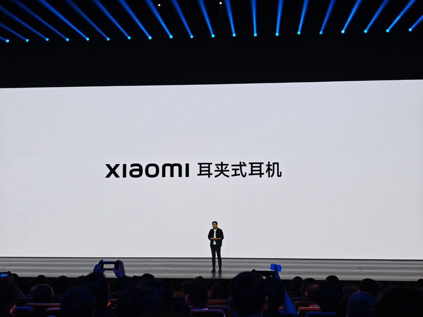 小米首款耳夹式耳机，戴在耳朵上的效果，非常不错。首销 799 起，喜欢可冲～小米