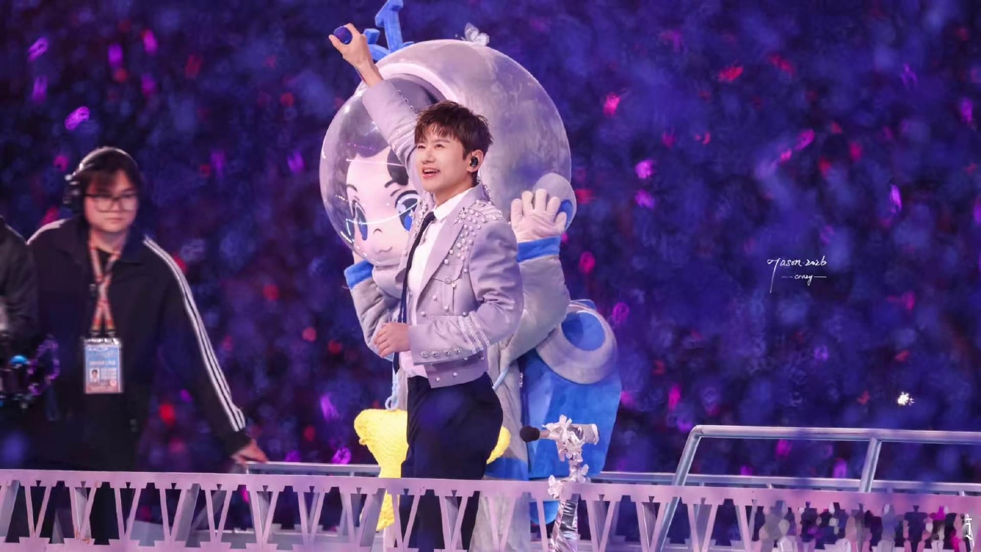 张杰演唱会只有张杰在淋雨反差感拉满！鸟巢下雨观众零淋雨，张杰独自在舞台淋雨献唱，