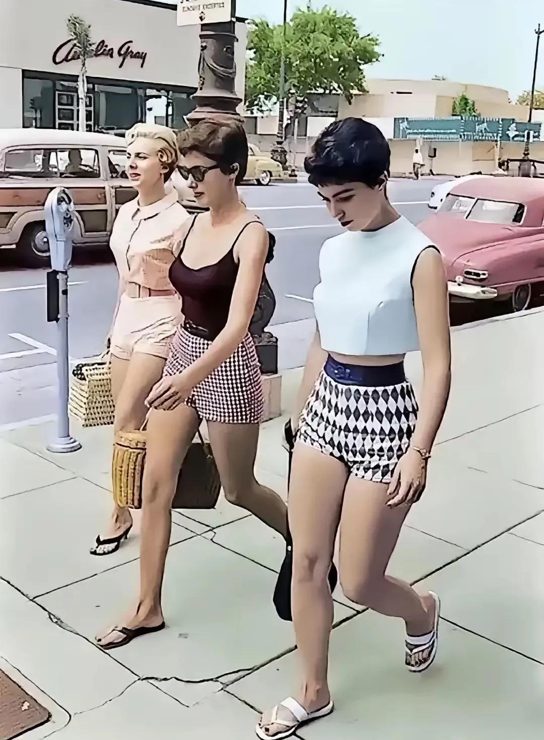 上世纪50年代，洛杉矶街头的时尚女郎，也是一道靓丽的风景…