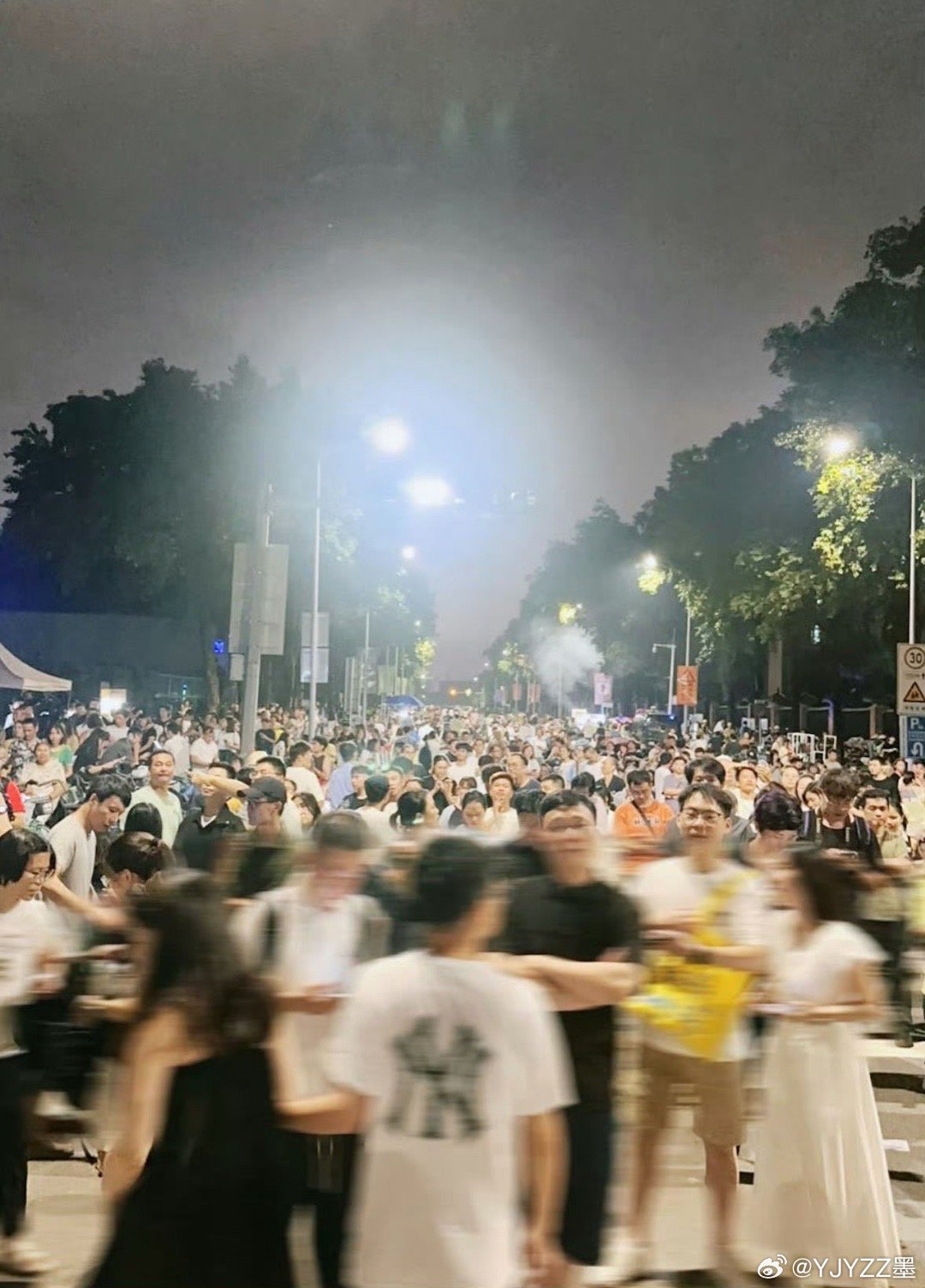 这就是国民级的谢霆锋吗 谢霆锋演唱会太有排面！场内秒空、场外人山人海，下雨也拦不