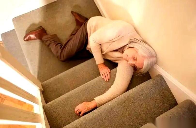 最可怕的不是身体垮掉，是眼睁睁看着一个活蹦乱跳、特能侃的人，慢慢地，“关机”了。