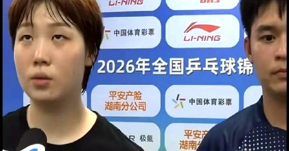 通道里那一幕有点上头：蒯曼拿毛巾轻轻拍背，林诗栋边躲边笑着嘟囔一句“真是服了你”