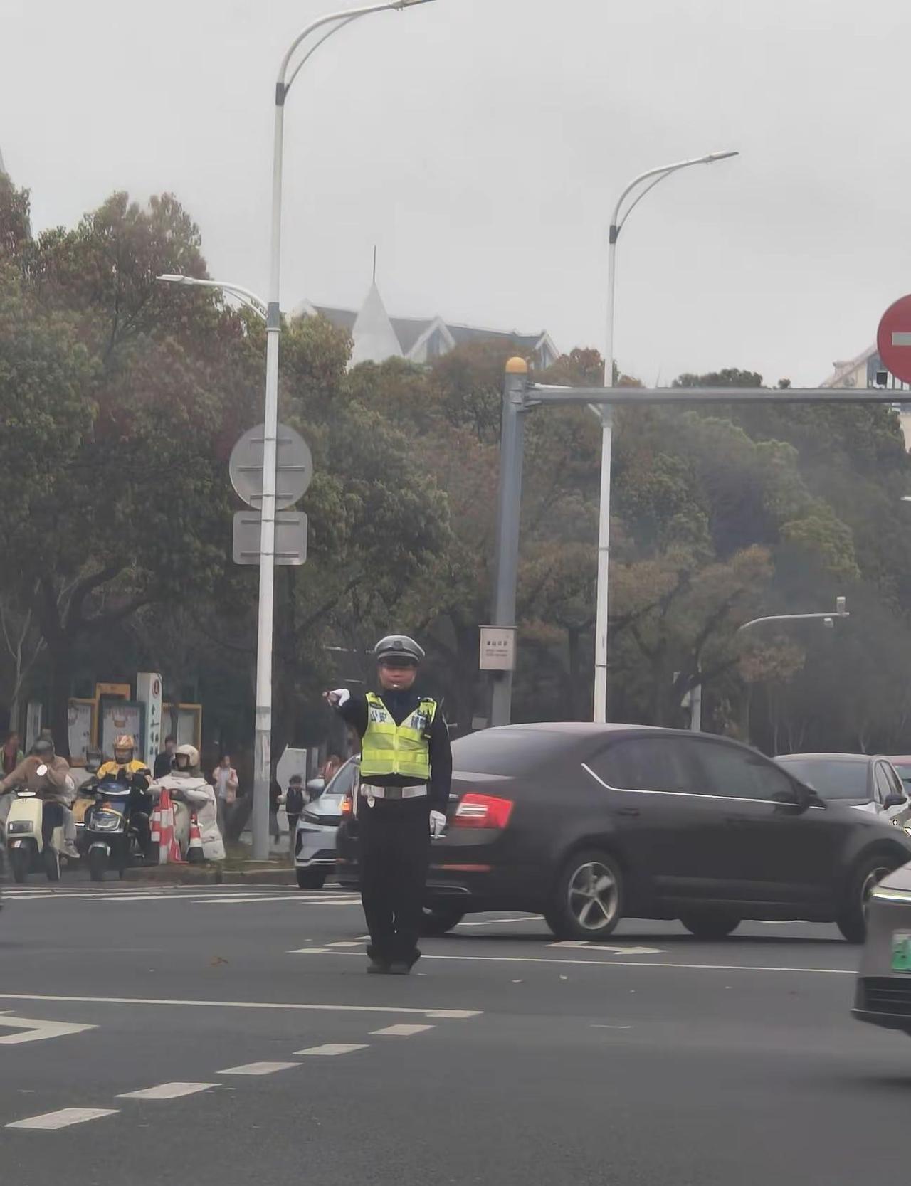 👮‍♂️风雨中坚守的身影，是道路最暖的光✨🚗文明出行，平安回家，这才是最美的