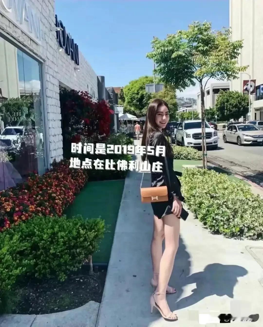小梅一直过着白富美的生活，这是她2019年的照片，一身名牌，生活惬意，过得不要太