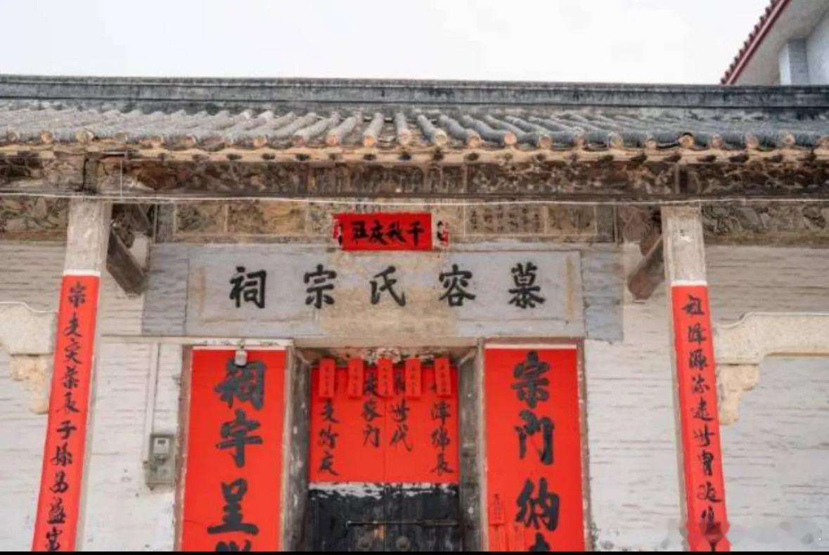 虽然你们有宗祠有宗谱，也姓慕容氏，但你们真的不是鲜卑慕容氏后裔，而是岭南土著莫氏
