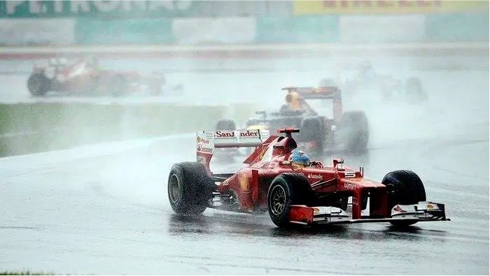 F1雪邦赛道重返F1 雪邦正赛会在当地时间的 15:00 发车 