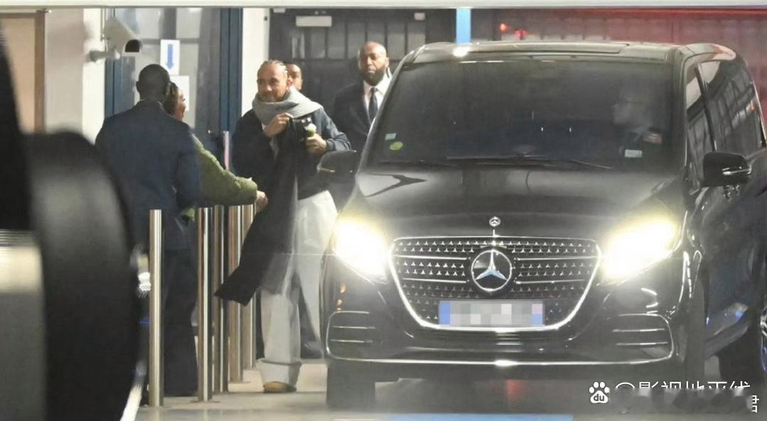 曝金卡戴珊汉密尔顿恋情据外媒，金·卡戴珊和F1赛车手刘易斯·汉密尔顿约会中。两人