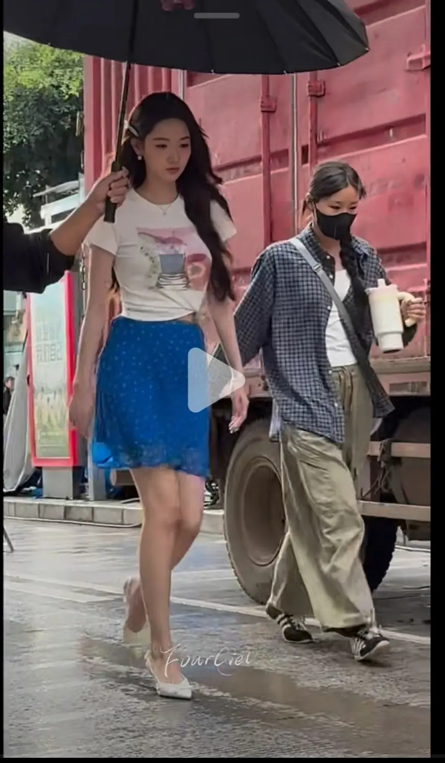 在瓣刷到的吐槽内娱现偶造型师平均水准的帖好好笑，给影院校花级女演员搭配这么一身…