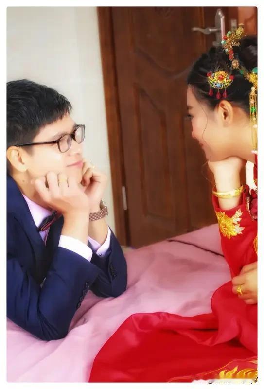 这事差点把老婆笑岔气。
夫妻俩在家吵架，老婆气呼呼地说：“爱过就过，不过就离婚！