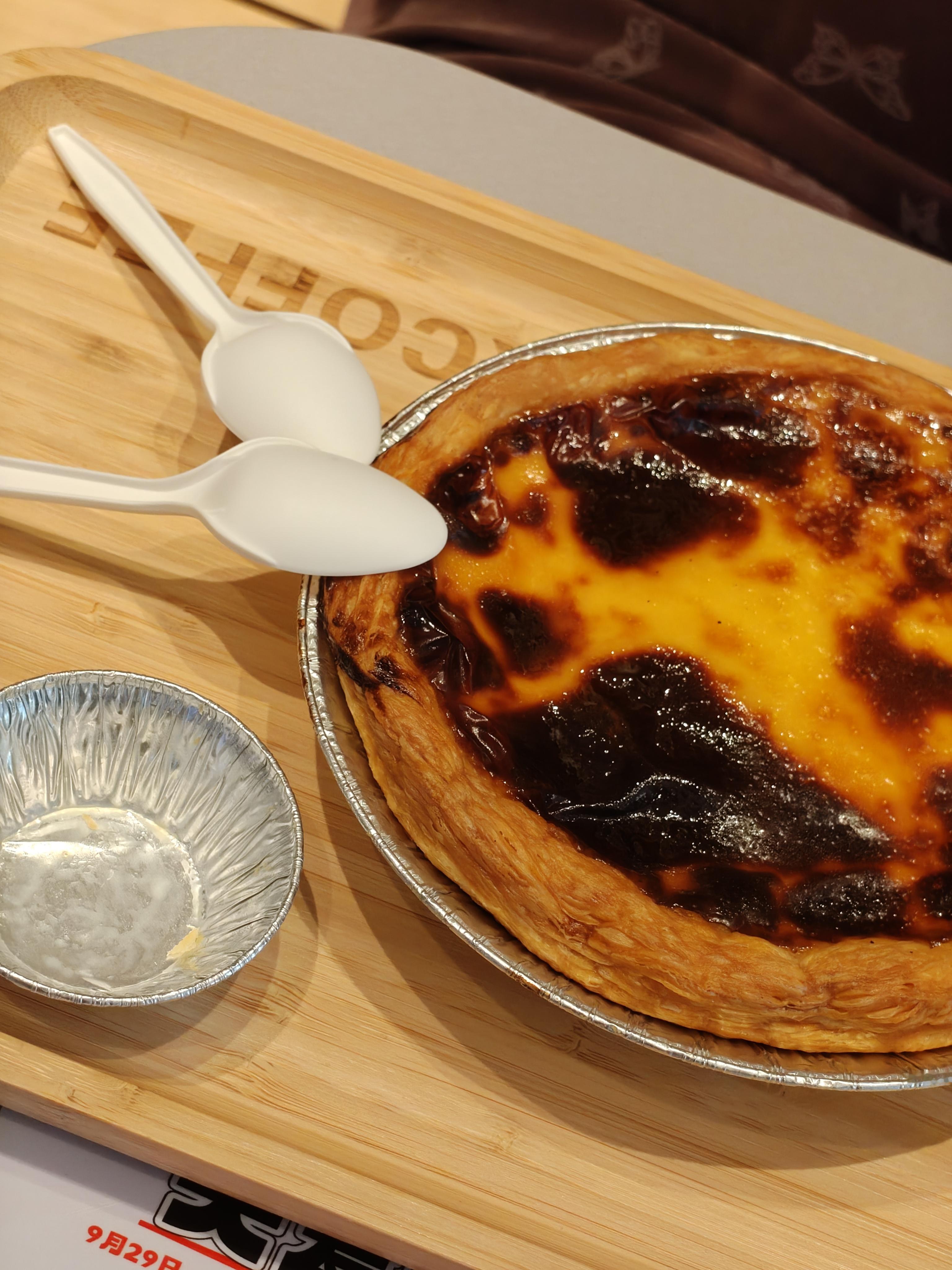 在肯德基点不到的巨大蛋挞（左边是普通蛋挞托），可以在隔壁肯悦咖啡点