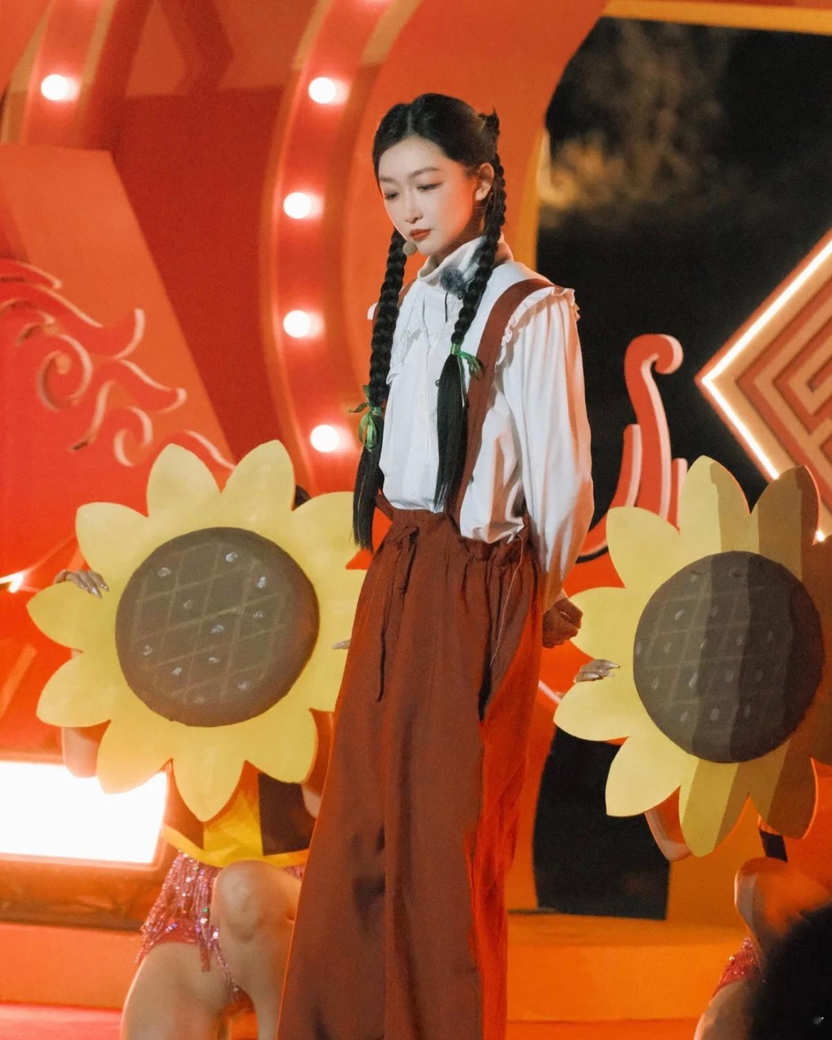 周冬雨双马尾梦回山楂树之恋周冬雨梦回山楂树之恋 谁能想到一个双马尾造型能有这么大