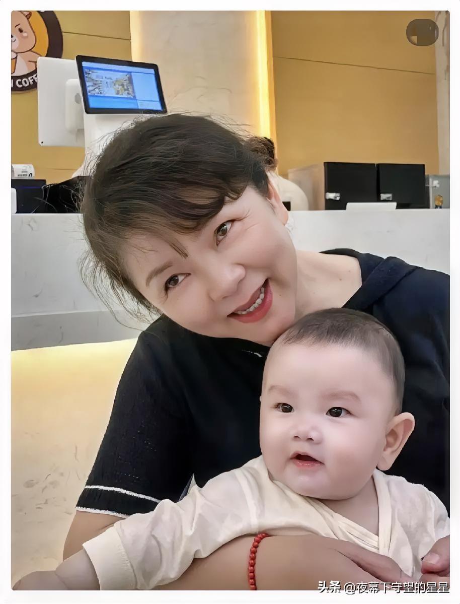 大三女儿意外怀孕，男友提议打胎，母亲冷静安排双方家长饭馆面谈。男方父母不停道歉、