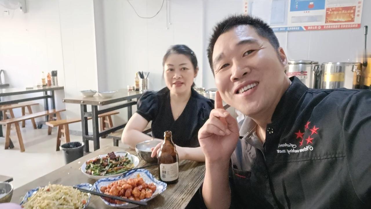 我感觉自己犯了很大的错。今天晚上一位老顾客带着3岁的宝宝来买小笼包，我说不好意思