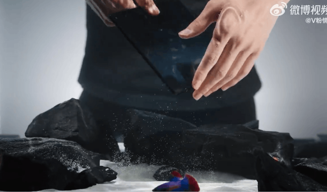 vivo X Fold5 这代支持 IPX9+ 防水，在水深 1 米的无流动清水