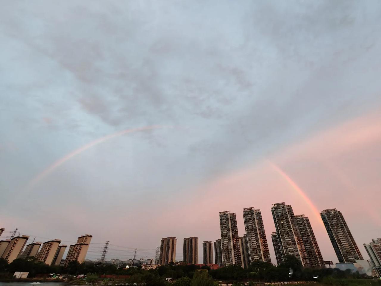 彩虹桥，连接了城市和天空。

清晨晨跑，又见彩虹！