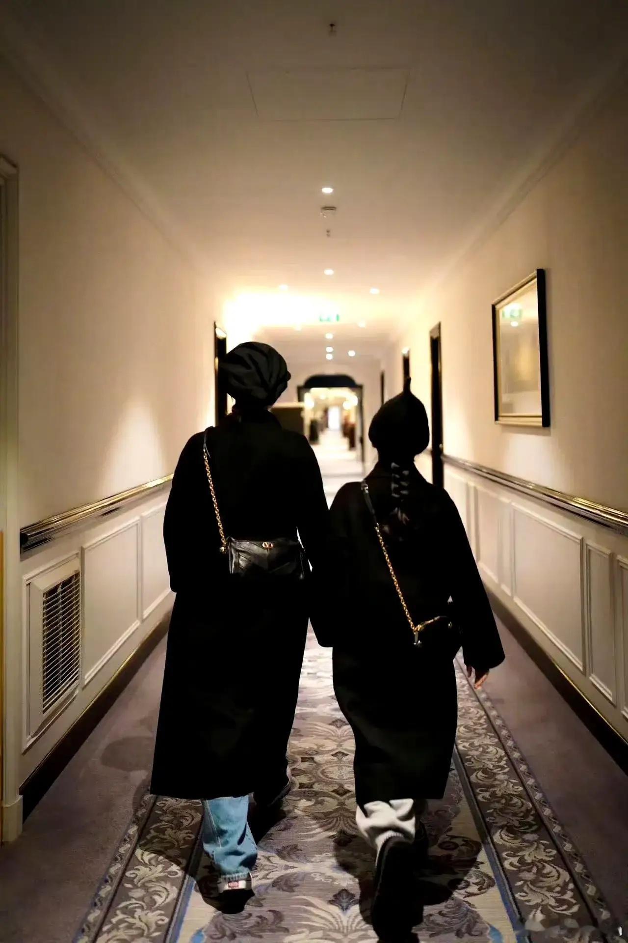 孙俪和女儿穿姐妹装，母女俩穿同款呢子大衣背同款包包，简直是放大版和迷你版，看起来