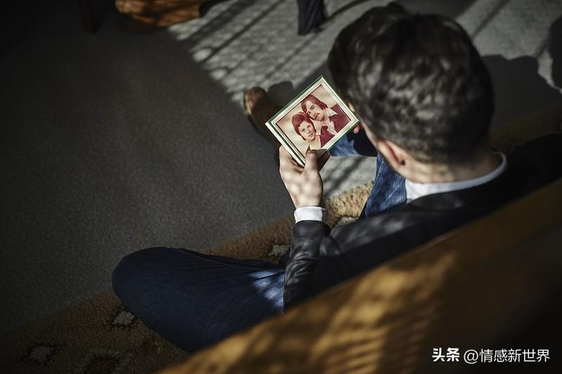 人这一辈子，什么最值钱。
年轻的时候总觉得银行卡里的数字、旁人眼里的地位才是硬通