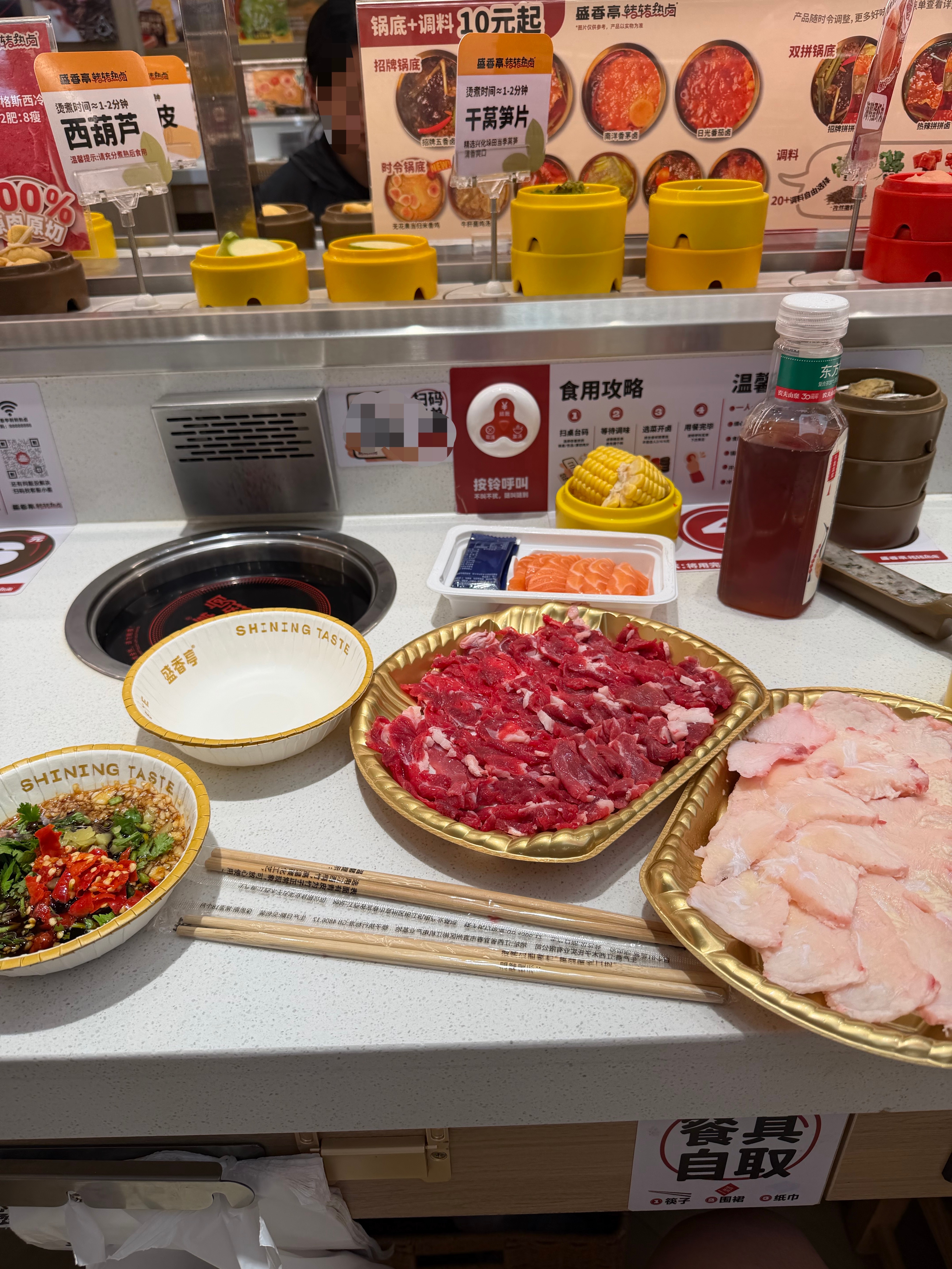 干了个略缺德的事儿，吃盛香亭小火锅带了两盘盒马的牛肉进去吃倒是也没人管，但内心比